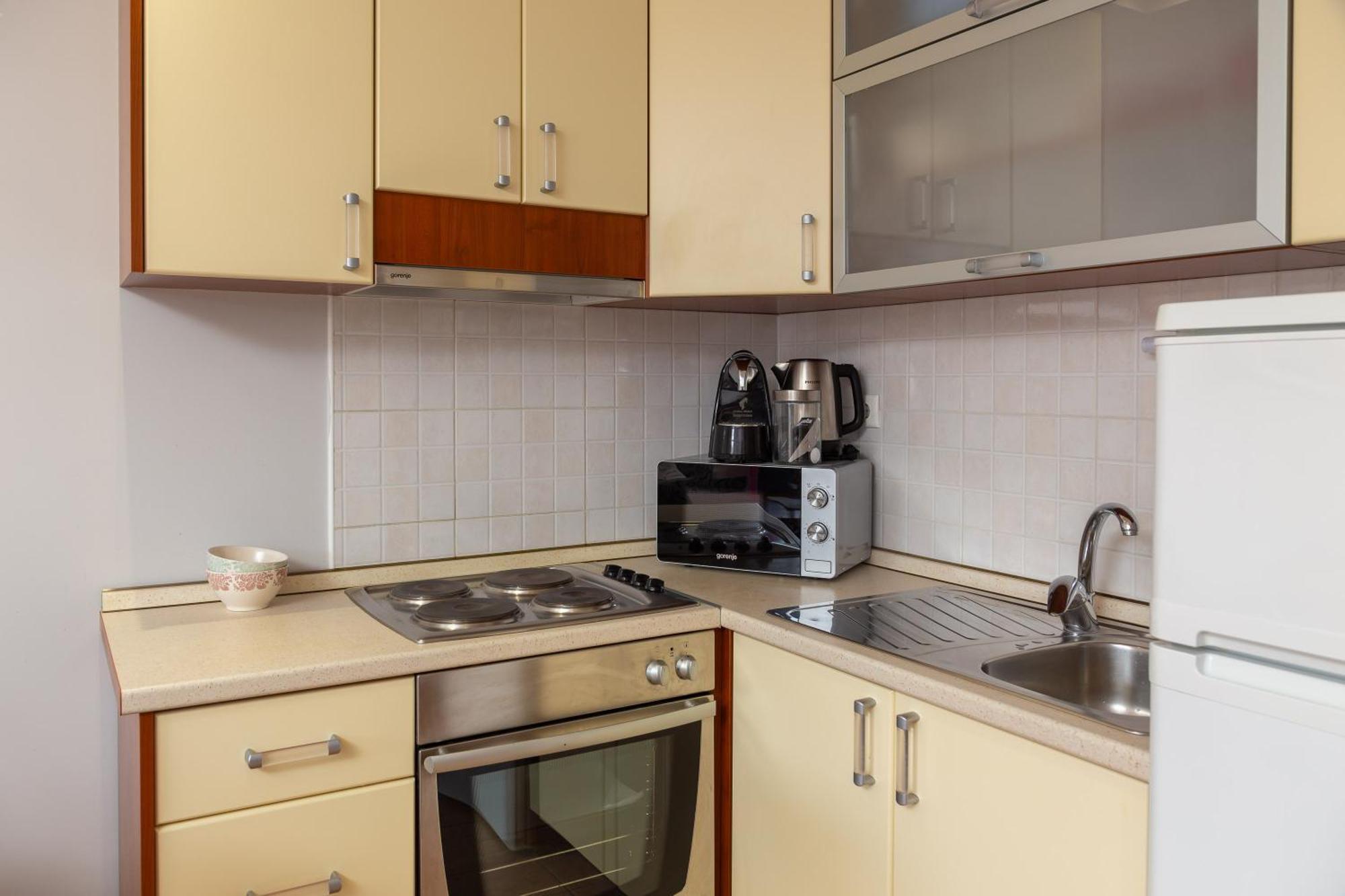Brkic Apartments With Private Parking Makarska Habitación foto