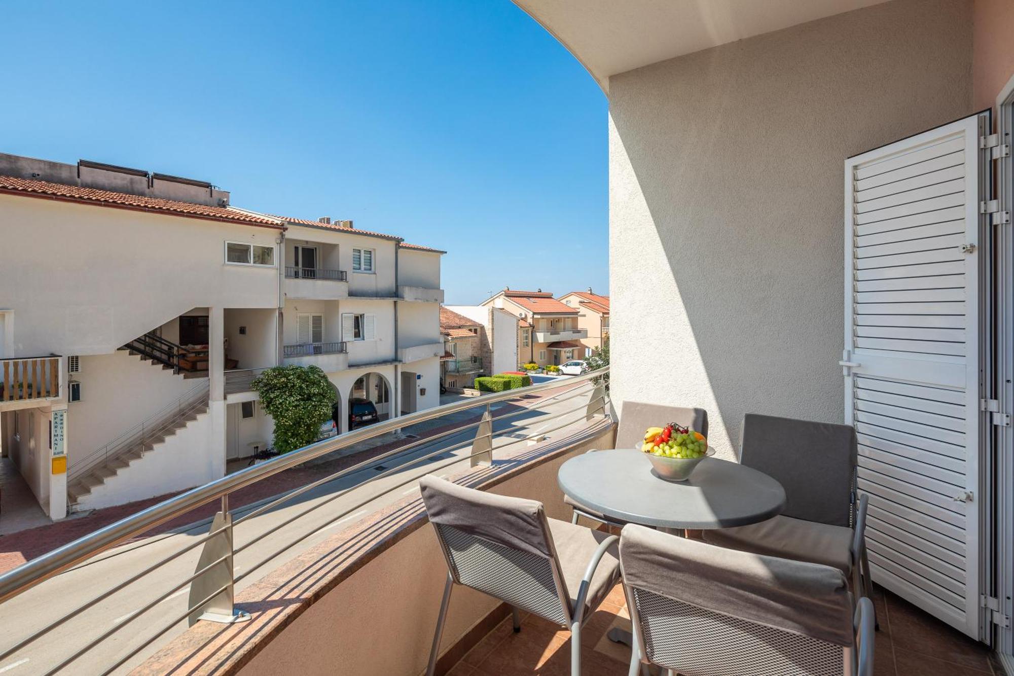 Brkic Apartments With Private Parking Makarska Habitación foto