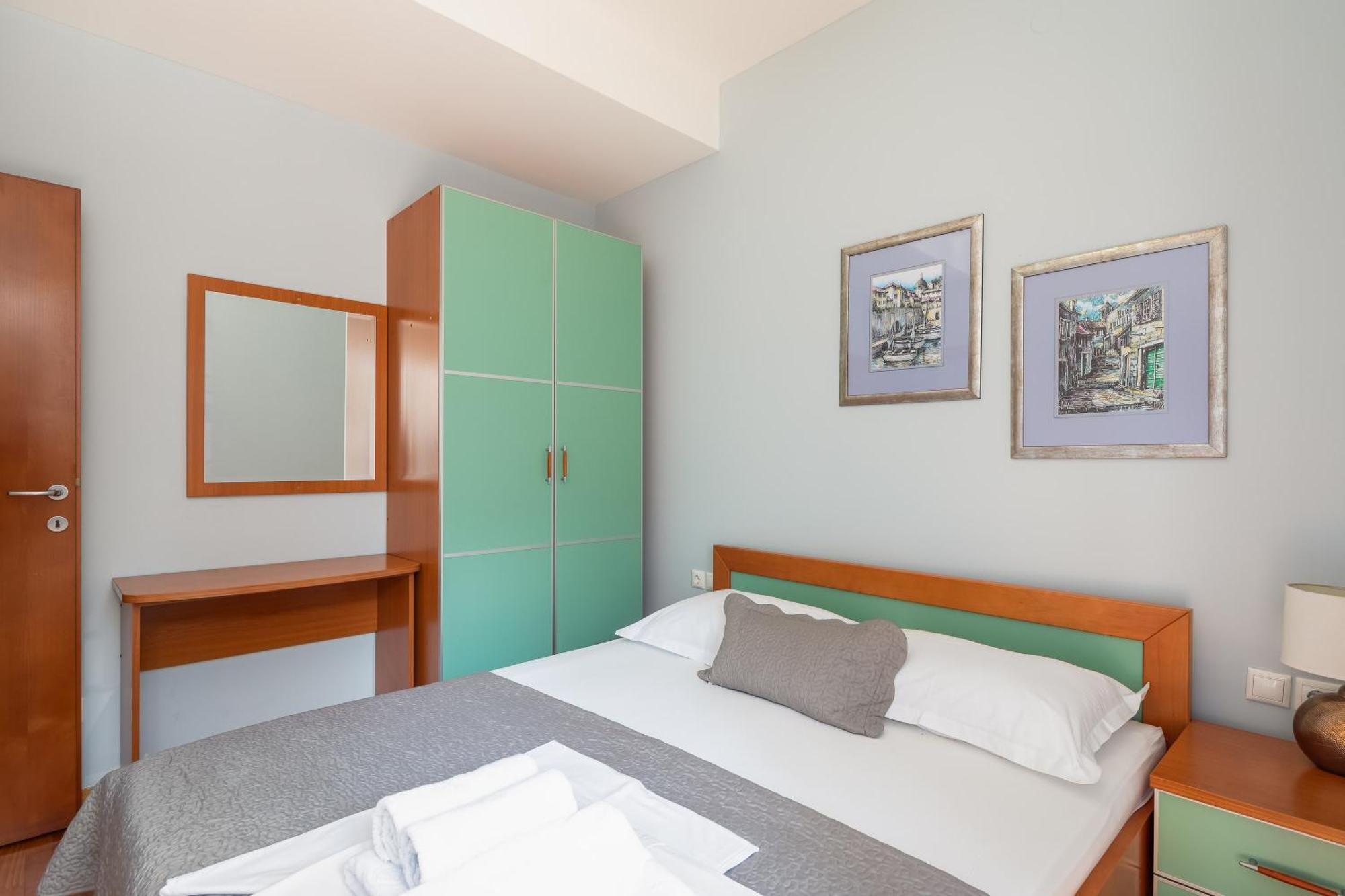 Brkic Apartments With Private Parking Makarska Habitación foto