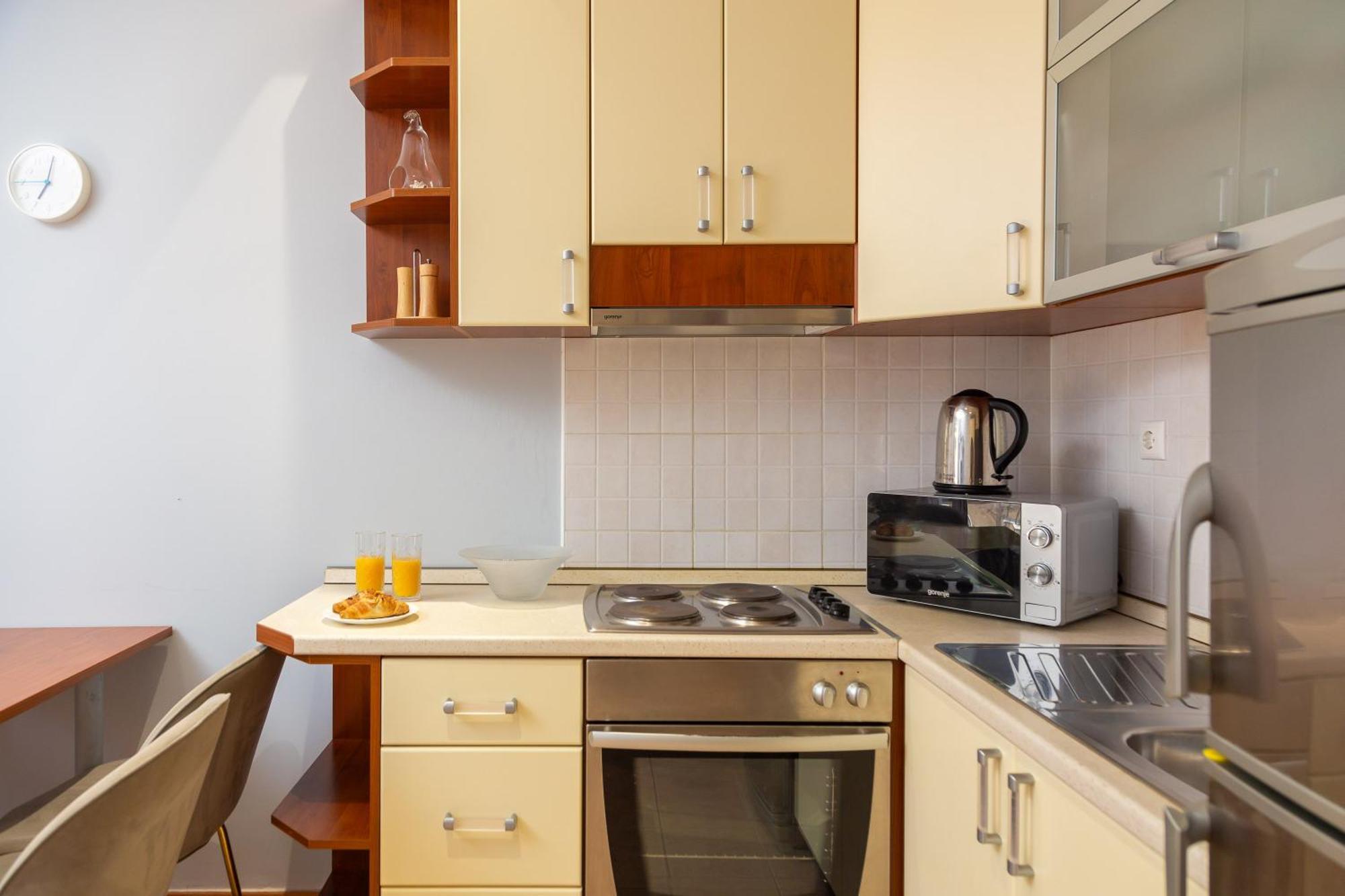 Brkic Apartments With Private Parking Makarska Habitación foto